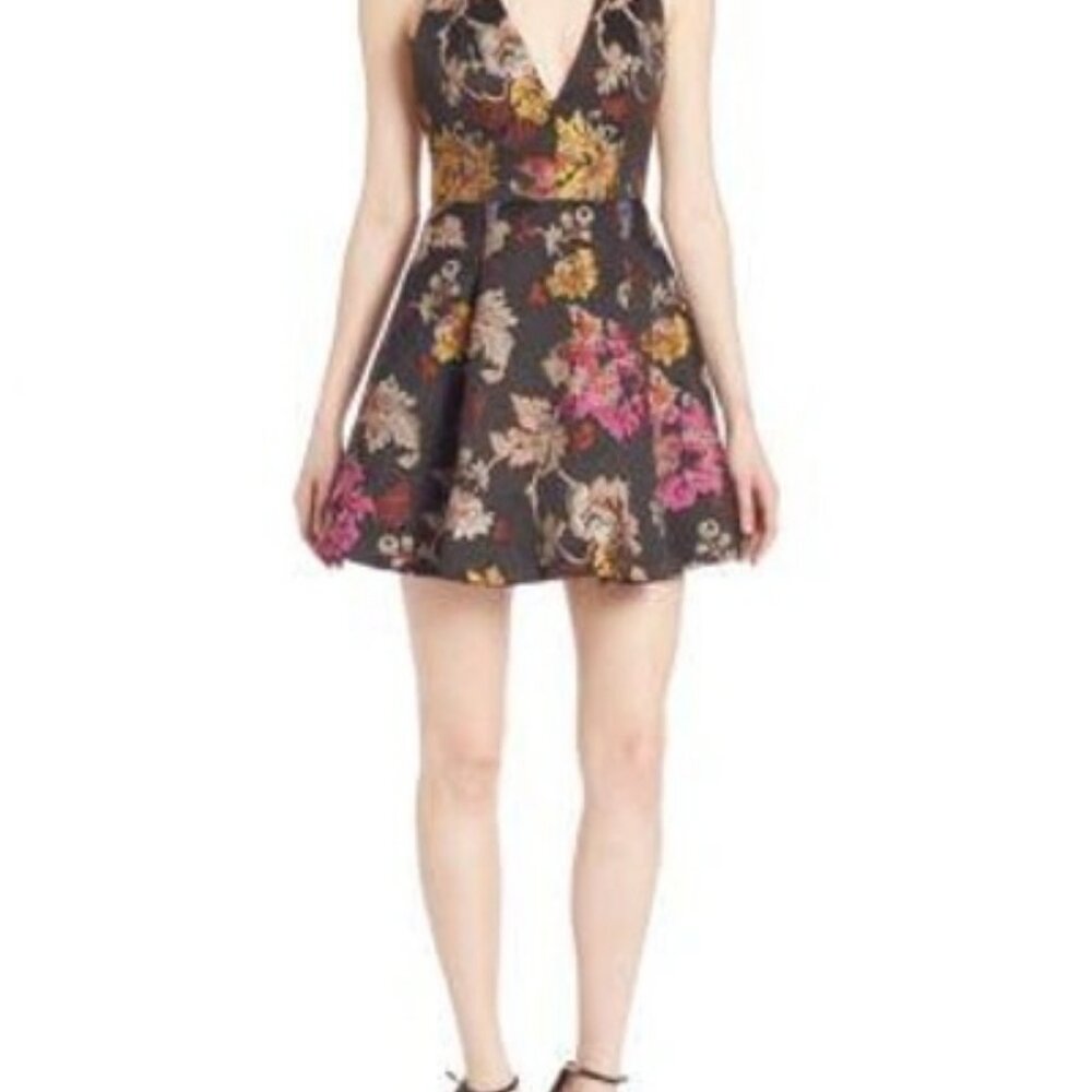 Rare Pattern Alice + Olivia Patty Lantern V Neck - Size 8